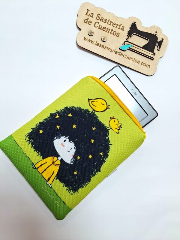 Funda de E book "Niña con pájaros en la cabeza"