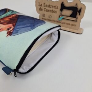 Funda de libro / Tablet impermeable "LA MONTAÑERA" diseño de Esther Gili