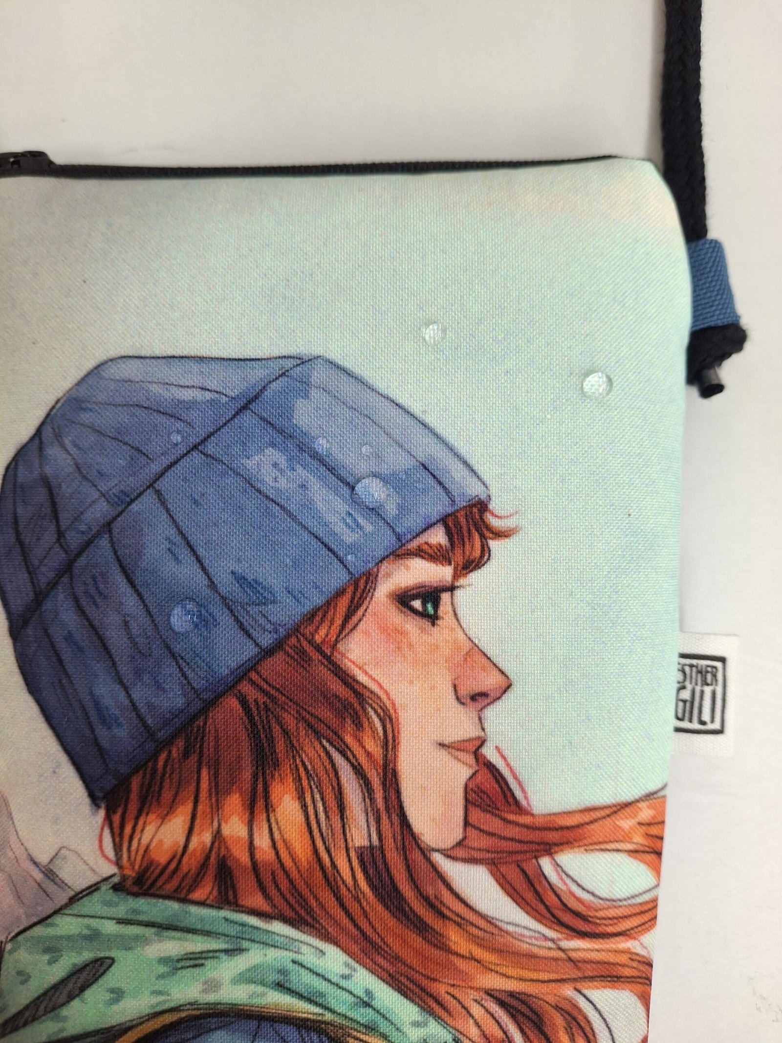 Funda de móvil impermeable LA MONTAÑERA de Esther Gili - Imagen 2