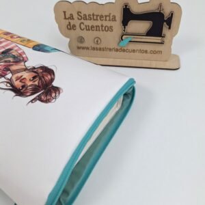 Funda de libro / Tablet impermeable "LA VIAJERA" de Esther Gili